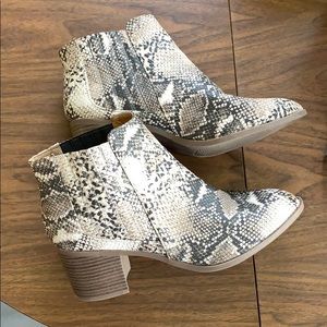 Maurices size 9 snake skin print boots